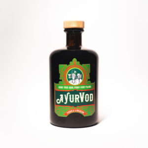 butelka likieru ziołowego Ayurvod na białym tle