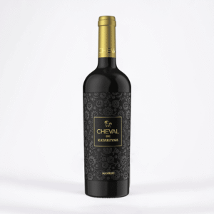 butelka wina Cheval Mavrud na białym tle