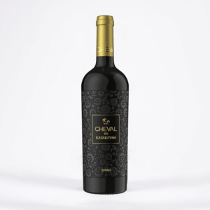 butelka wina Cheval Syrah na białym tle