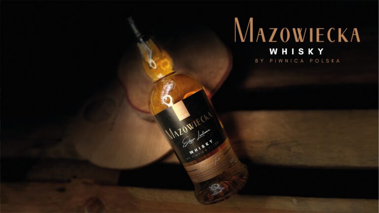 butelka whisky na tle beczek